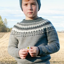 photo d'un enfant portant un lopapeysa en nuances de gris