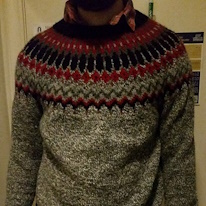 photo d'un lopapeysa gris à motifs rouges et noirs