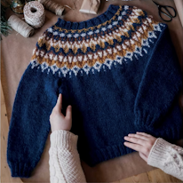 photo d'un lopapeysa bleu, jaune et blanc