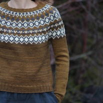 photo d'une adulte portant un lopapeysa brun à motifs gris