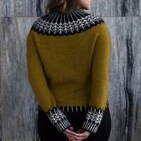 photo d'un pullover jaune à plastron gris et blanc