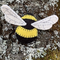 photo d'un bourdon en feutrine