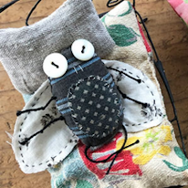 photo d'une mouche en tissu aux yeux en boutons
