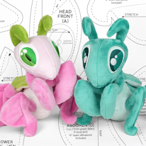 photo de deux peluches mantes religieuses rose et bleue